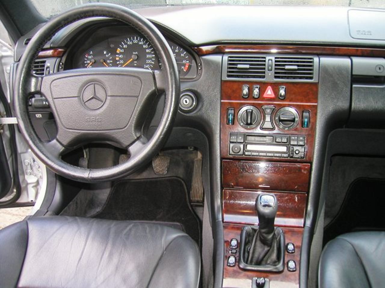 Mercedes-Benz E200